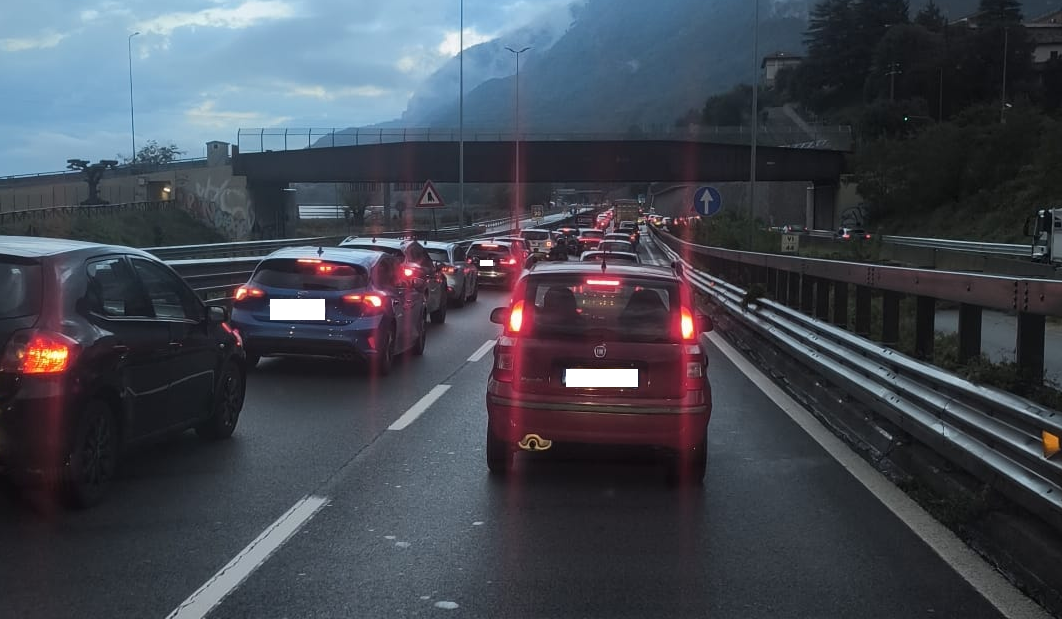 Statale 36 da incubo tra code e deviazioni
