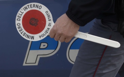Trasporta droga in auto e non si ferma al posto di blocco, arrestato