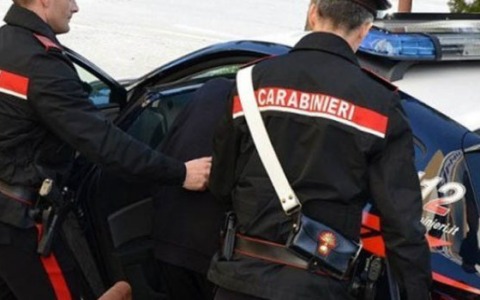 Viola i domiciliari per andare al bar: arrestato