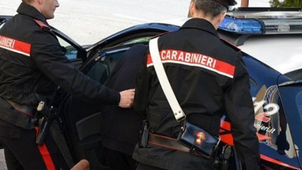 Viola i domiciliari per andare al bar: arrestato