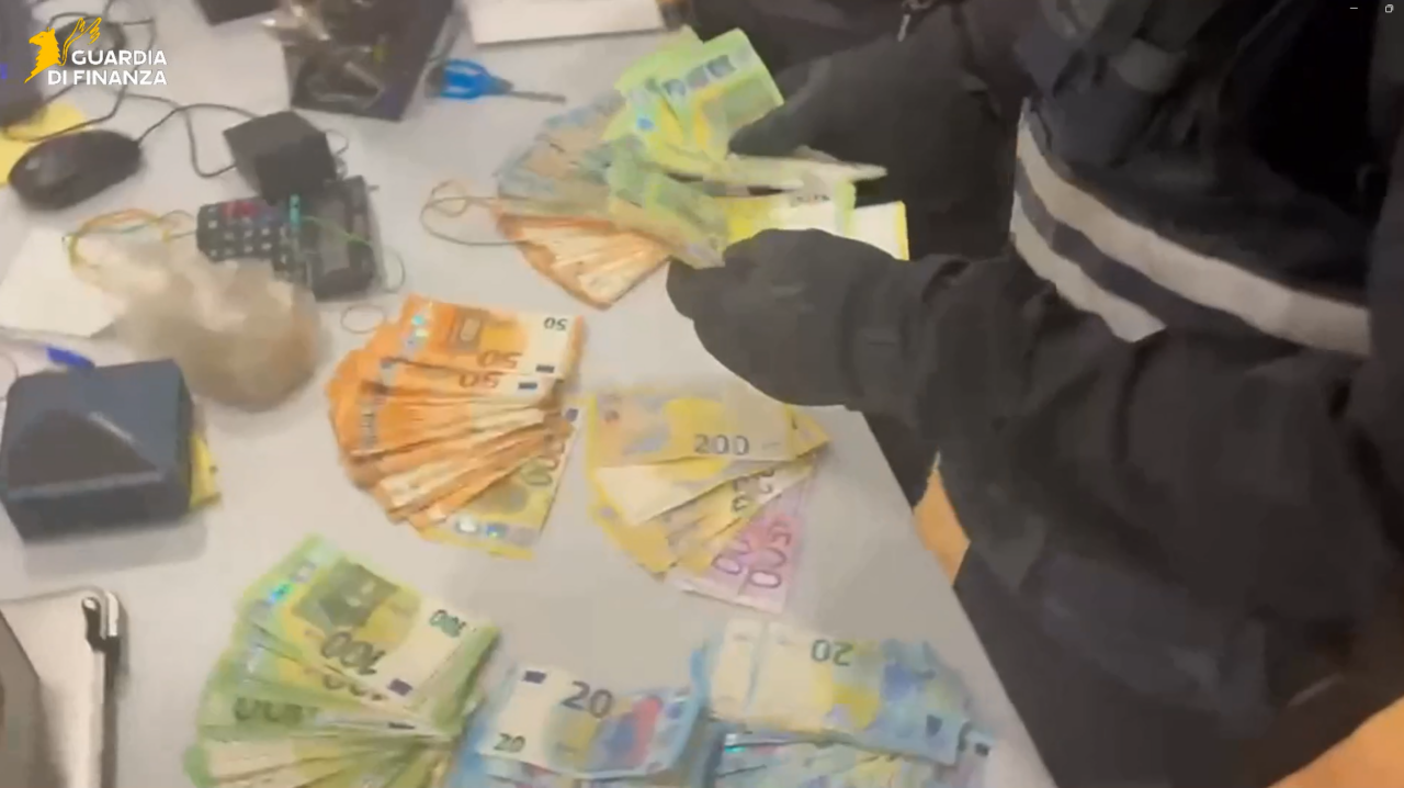 Scoperta di una banca clandestina: perquisizioni anche nel Lecchese