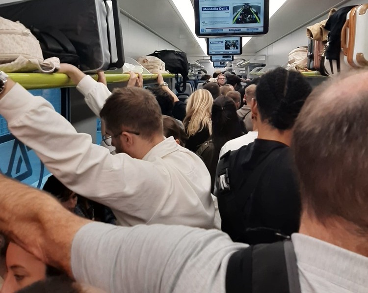 Disagi sui treni tra Lecco e Milano: Fragomeli chiede un potenziamento del servizio