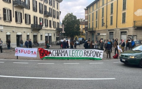 Lecco, sciopero generale: 300 persone scese in piazza contro il riarmo e in solidarietà alla Palestina