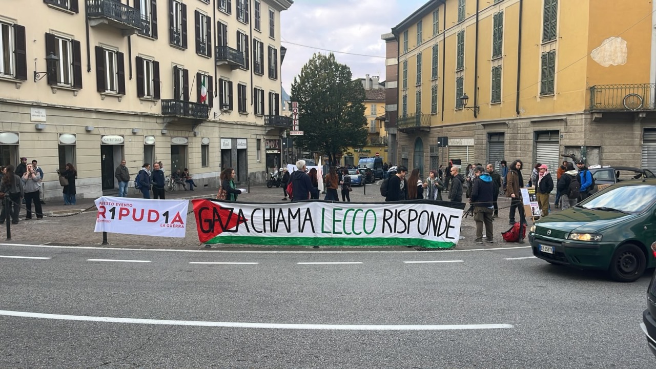 Lecco, sciopero generale: 300 persone scese in piazza contro il riarmo e in solidarietà alla Palestina
