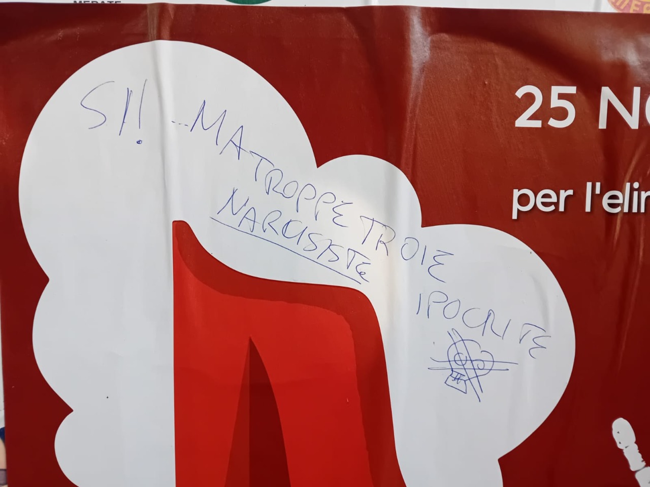 Scritte ingiuriose sui manifesti contro la violenza sulle donne: Ora Basta sporge denuncia