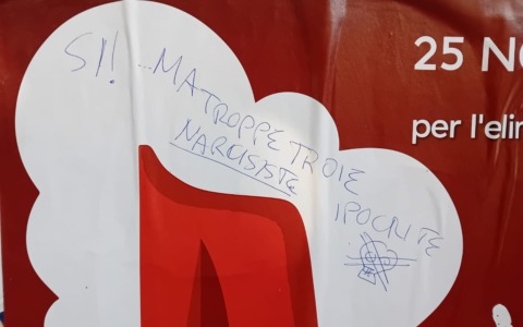 Scritte ingiuriose sui manifesti contro la violenza sulle donne: Ora Basta sporge denuncia