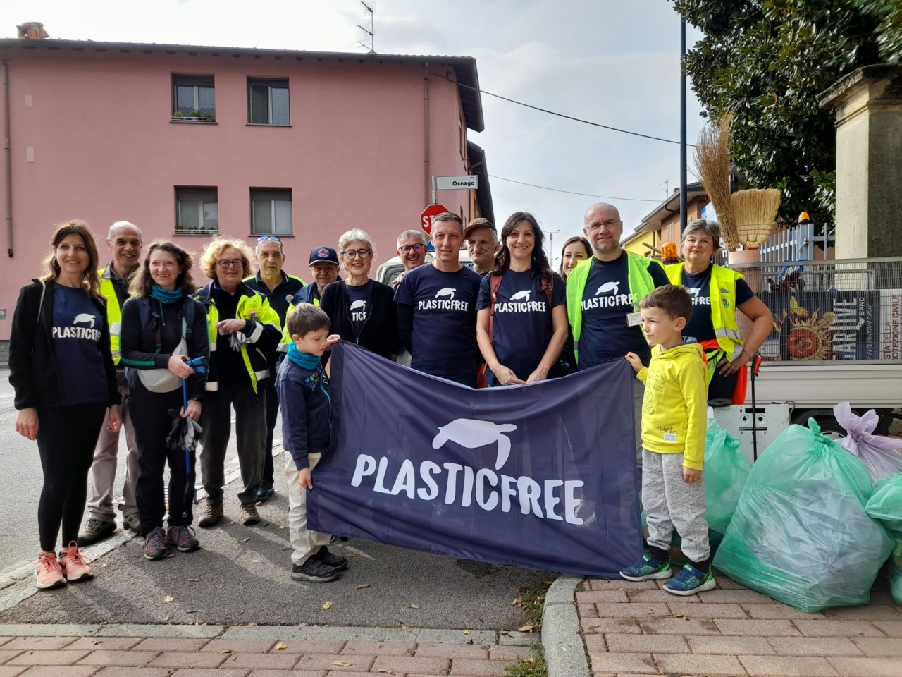 A Lomagna raccolti 41 kg di rifiuti con Plastic Free