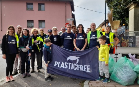 A Lomagna raccolti 41 kg di rifiuti con Plastic Free