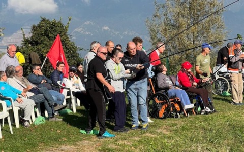Cento ragazzi al laghetto di Dolzago per la gara di pesca dei Giochi di LiberEtà